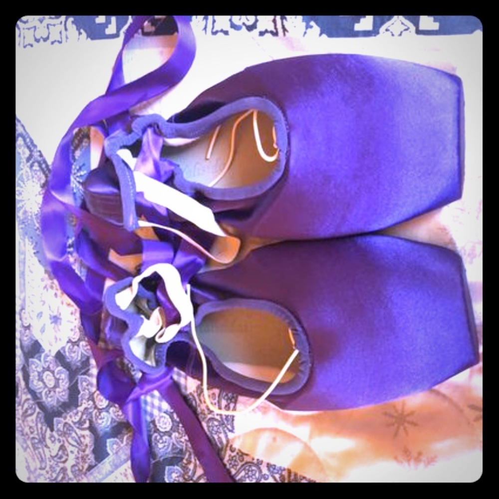 Beautiful purple ballet pointe shoes sz 42 NWT